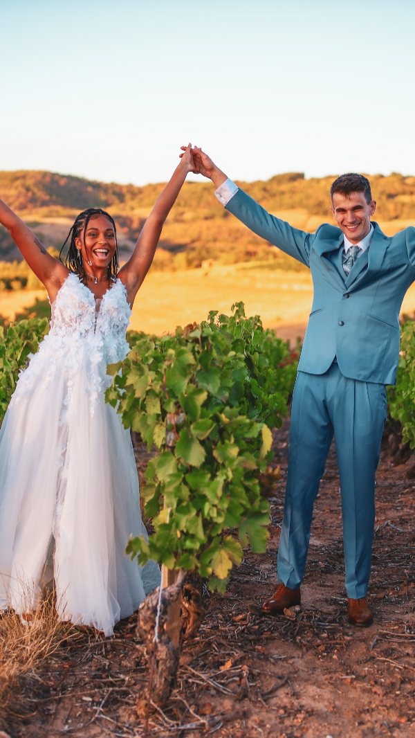 THE YEAR AFTER ~ un an après leur mariage, @tiph.clbr et @romaintricon ont revêtu leur tenue pour revivre la fête de leu
