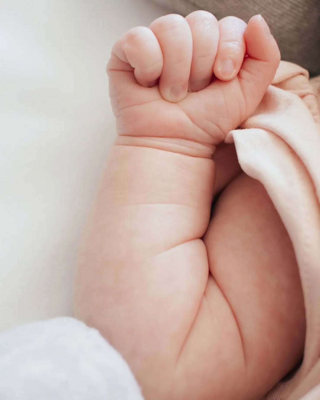 Quelques photos toutes douces pour te rappeler de ralentir 😌

Surtout si tu es maman et que tu passes la journée auprès