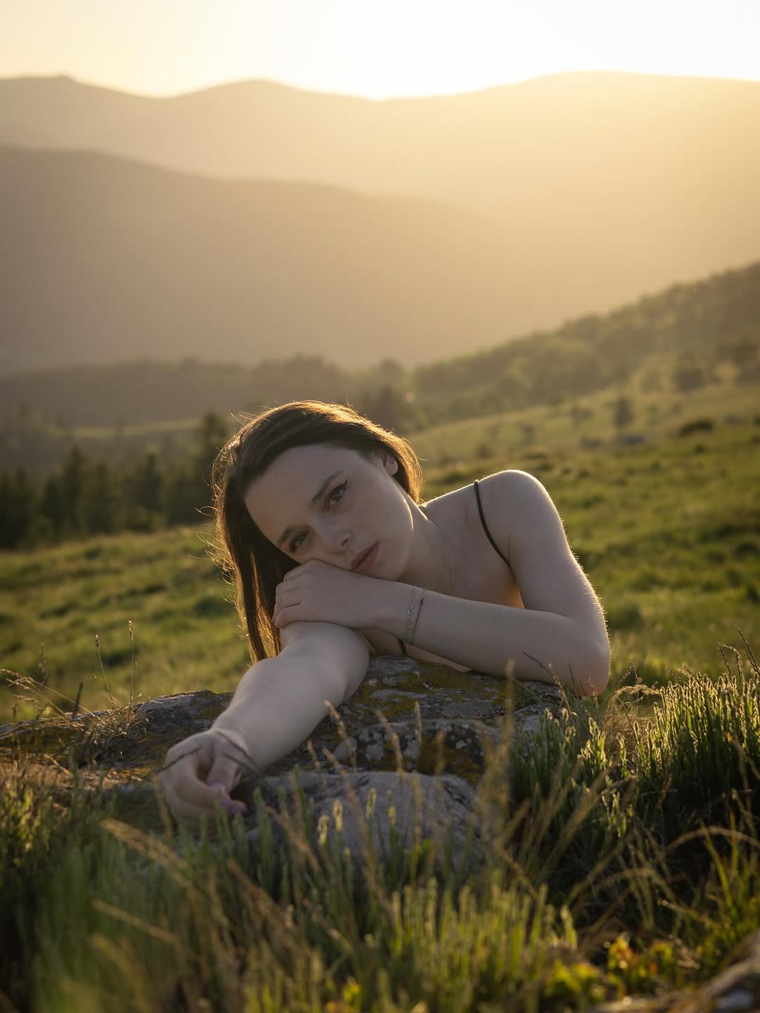 Perdue dans les hauteurs, là où le temps semble s’arrêter✨🏔️
✨ Envie d’un shooting similaire en Alsace ?
Ce décor vous