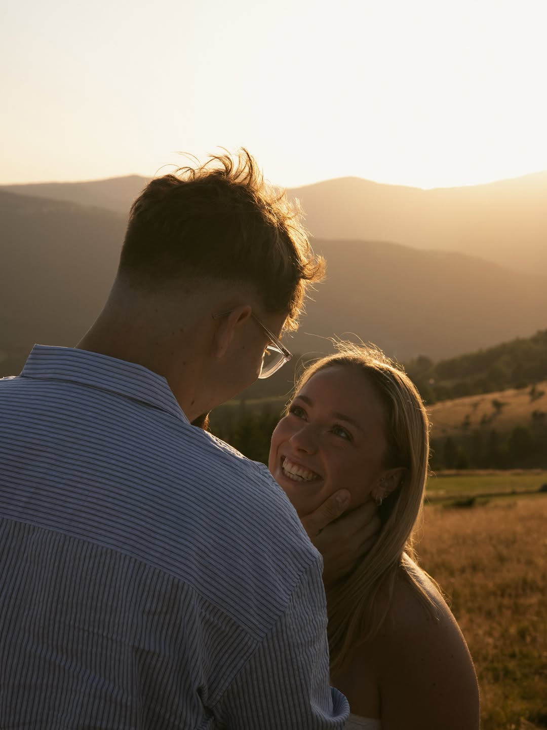Quand la lumière met en valeur la sincérité d’un regard. ✨
Séance couple au cœur de nos paysages alsaciens. ⛰️
Envie de