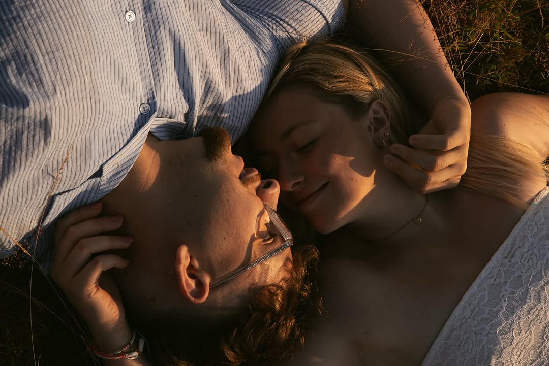 Au creux de l’herbe dorée, là où tout redevient doux. ✨
Et si on capturait vos moments à deux ?
Contactez-moi en messag