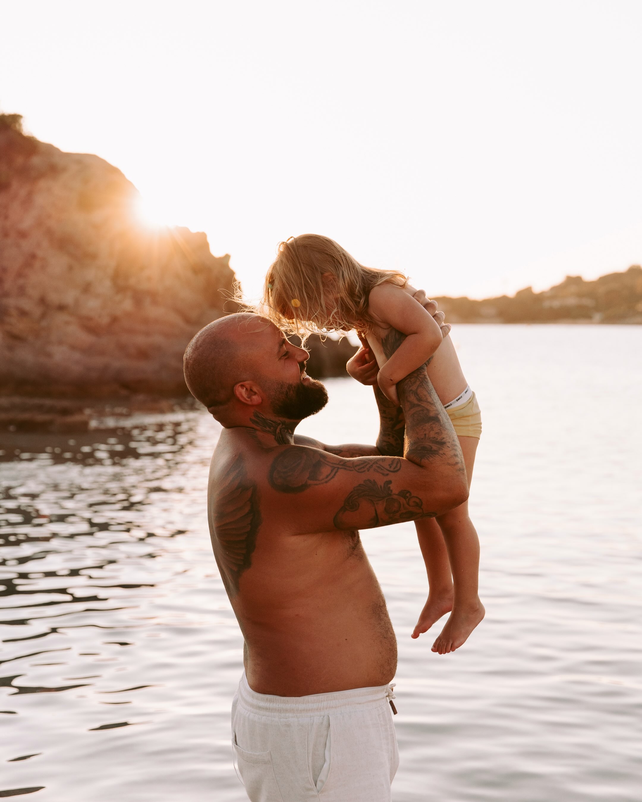 ✨ Une famille, un coucher de soleil… et des souvenirs pour toute une vie. 🌅🤍
Il n’y a rien de plus beau que de captur