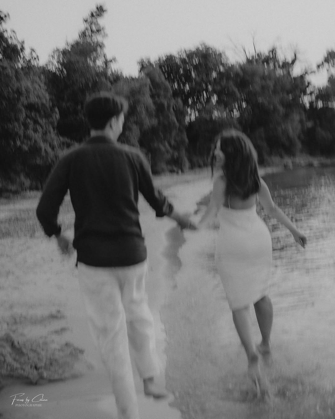 ✨ Une séance couple… mais pas n’importe laquelle. 💍🤍
Celle d’un moment que l’on ne vit qu’une fois.
Un instant suspen