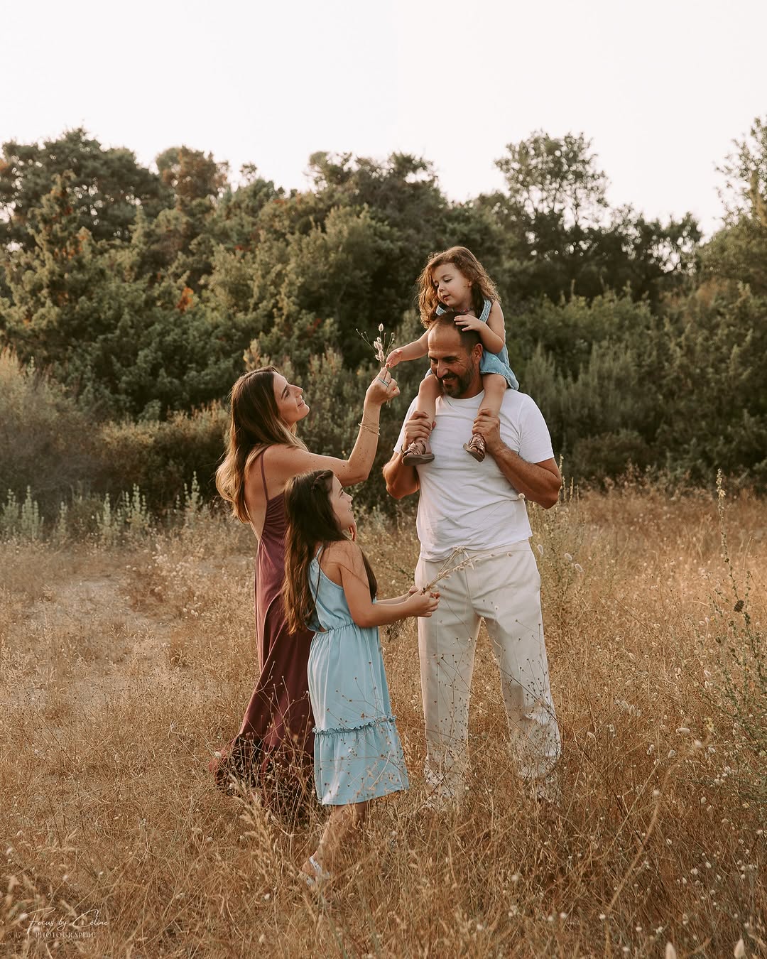 ✨ Une séance famille aux dernières lueurs du soleil 🌅🤍
Des rires, des câlins, des regards complices et tous ces petit