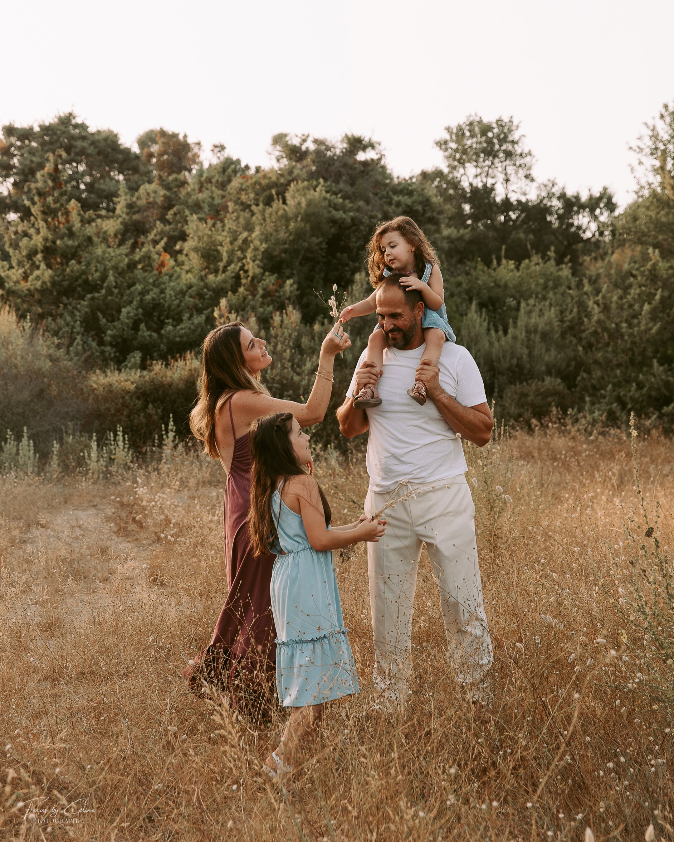 ✨ Une séance famille aux dernières lueurs du soleil 🌅🤍

Des rires, des câlins, des regards complices et tous ces petit