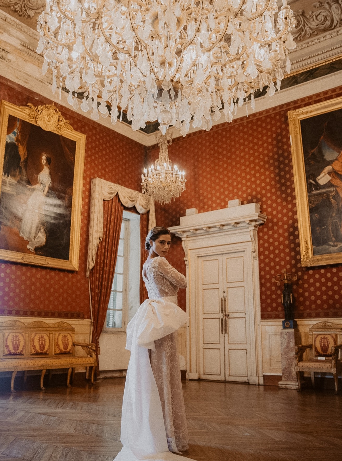 Robe VICTORIA & ceinture MADELEINE

Le raffinement d'une dentelle Chantilly rebrodée de motifs de guipure perlés à la ma