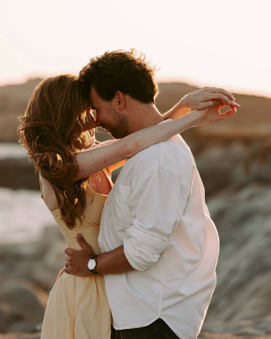 ✨ Un voyage de noces, l’amour et la Corse… que demander de plus ? 🌅🤍
Entre regards complices, éclats de rire, tendres