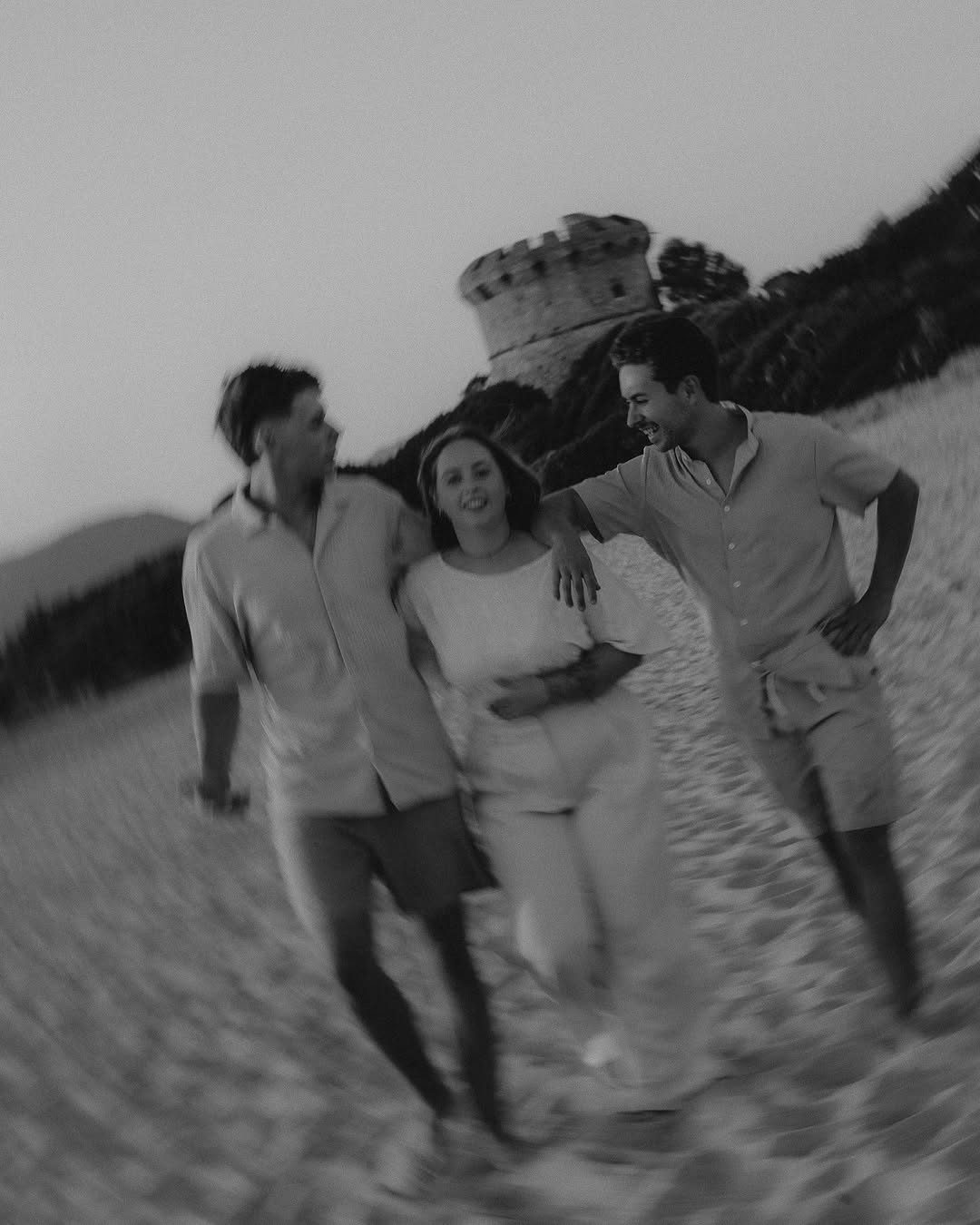 ✨ Un lien pour la vie… 🤍
Être frère et sœur, c’est partager une enfance, des souvenirs, des fous rires… et une complic