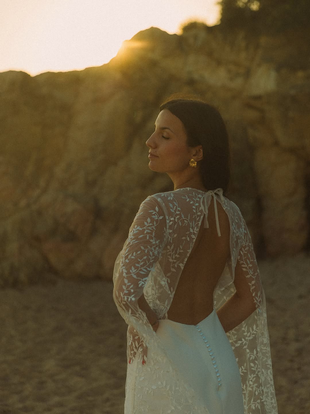 ✨ Quand la lumière du sunset rencontre l’élégance d’une robe de mariée… 🤍
Une robe, une lumière dorée, un décor nature