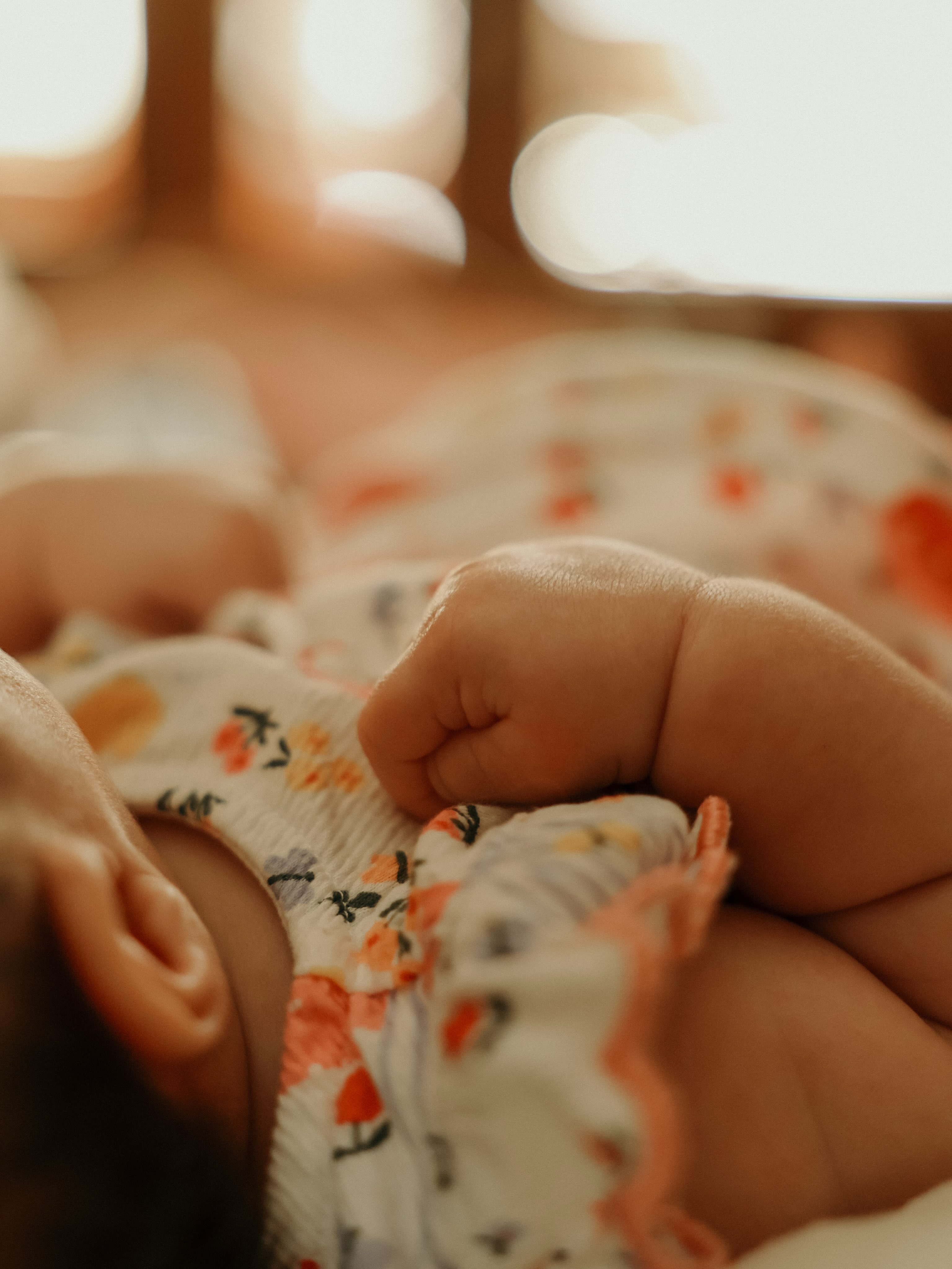Chez vous, dans votre univers, je photographie votre bébé au naturel, sans mise en scène, entouré de ceux qui l’aiment l