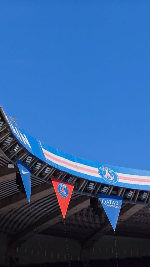 Cette année, quelque chose avait changé.
J'ai vécu les conventions précédentes. Denses, rythmées, efficaces — mais rapi