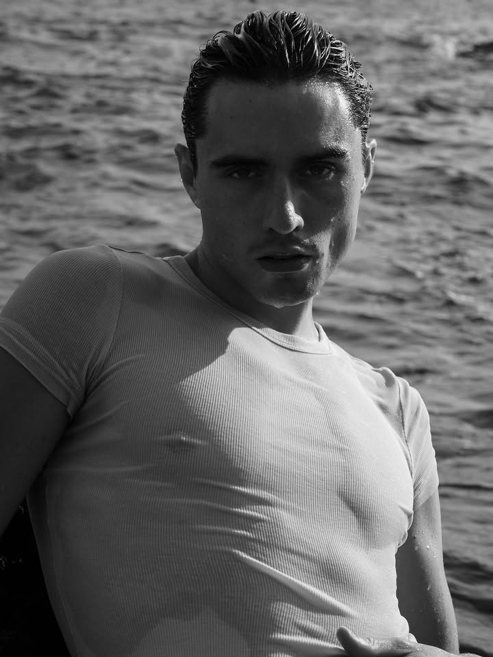 Wet 

First splash of the shoot I did this summer with my @axellelk @xaorstudio

Wearing @lvwofficial