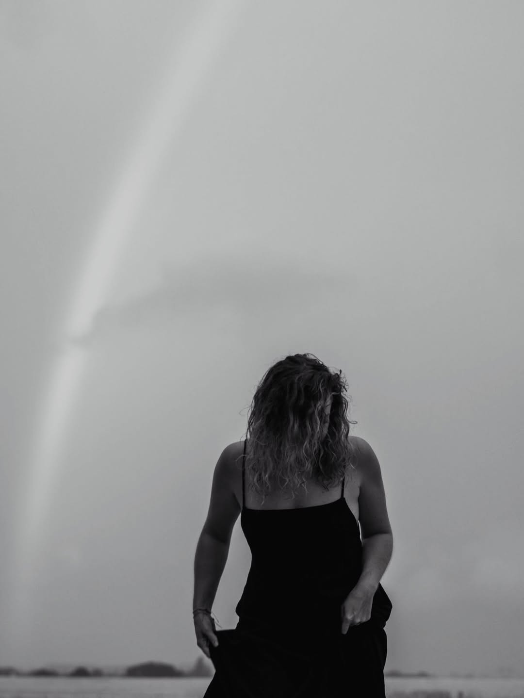 Et puis, la lumière s’est invitée. 🌈🖤

#photographe #portraitsdefemmes #portraitphotography