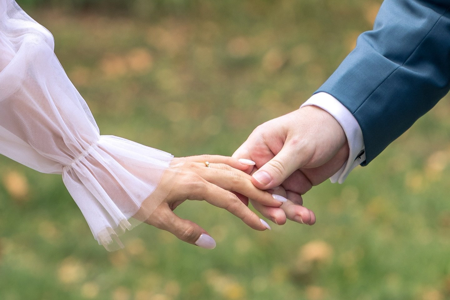 Parfois, une photo suffit.

Les mains de Tina & Anthony.
De la douceur.
Du respect.
Une promesse silencieuse.

Ce que j’
