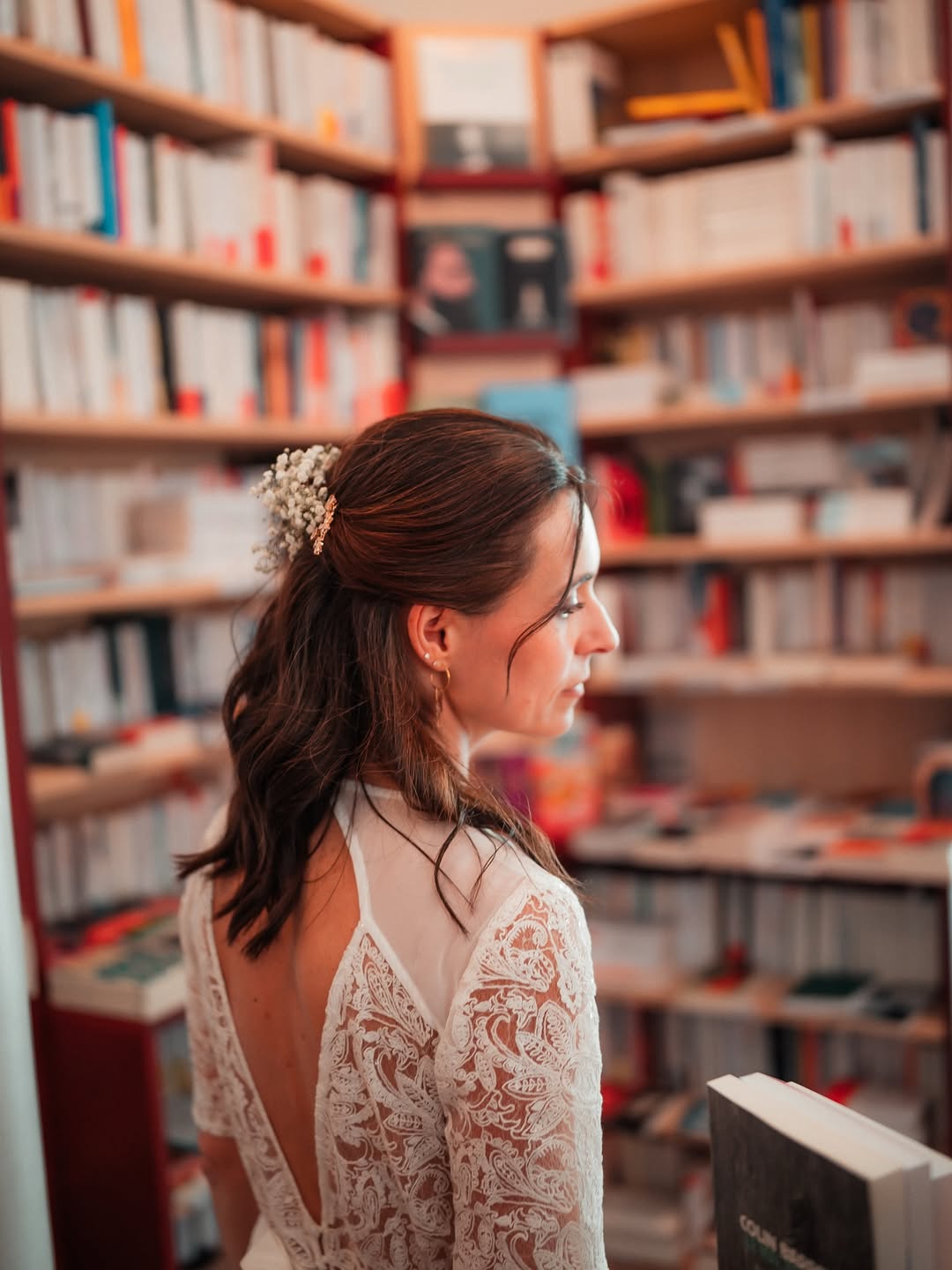 Delphine et Nicolas 🩶

Fin de cette belle journée pour un vin d’honneur dans une librairie, un lieu idéal pour les phot