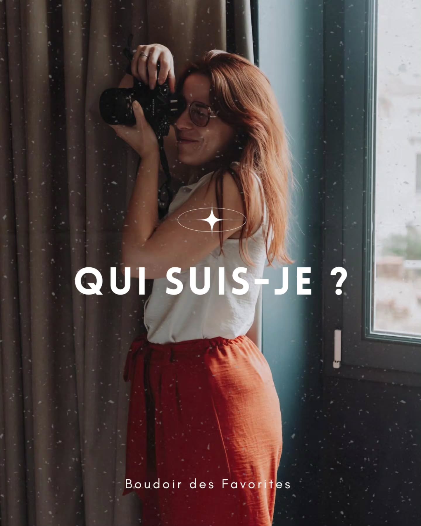 Bienvenue dans un espace où tu n’as rien à prouver.
Je suis Elsa, créatrice du Boudoir des Favorites. Je photographie de