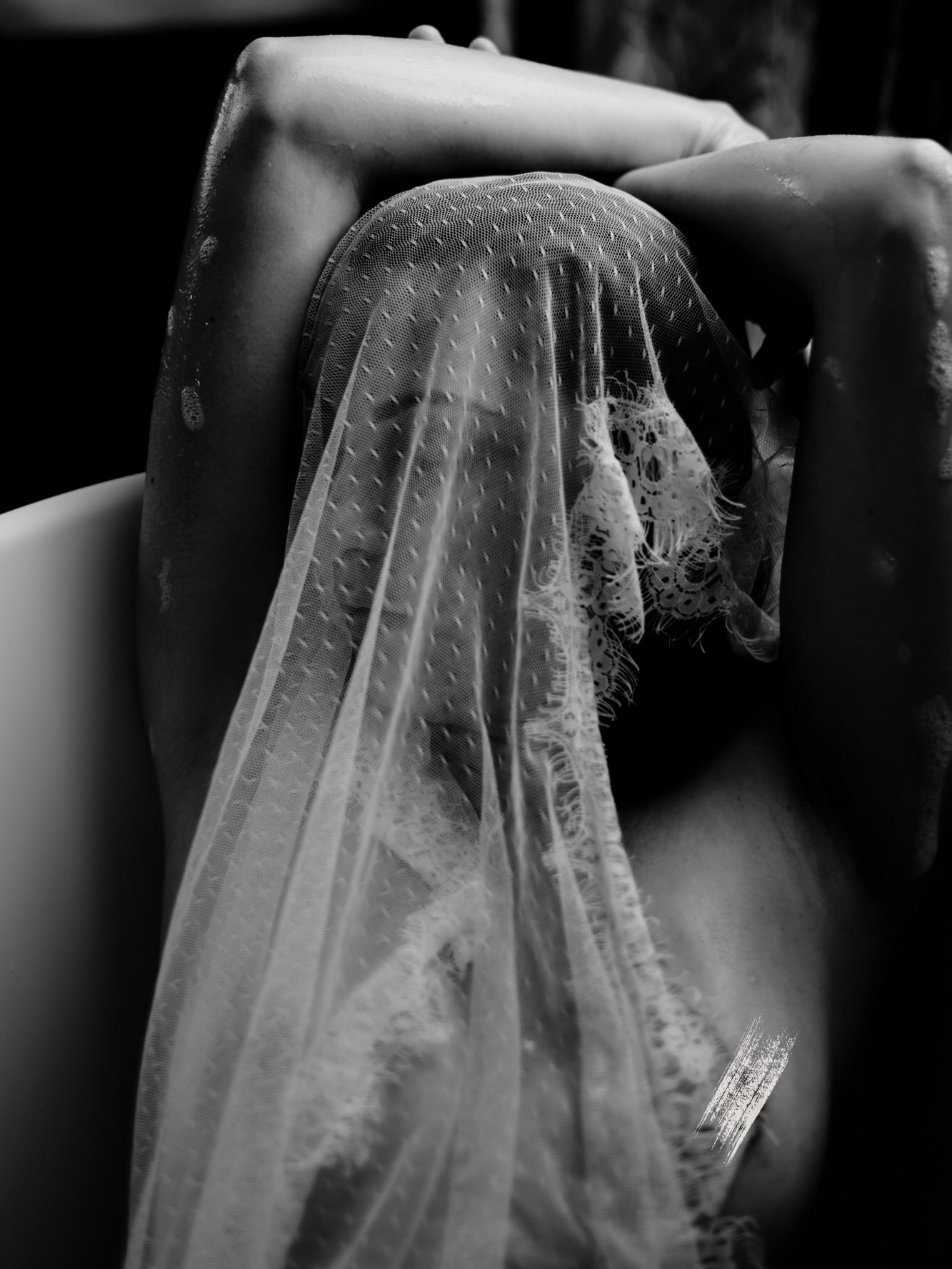 Silence sometimes reveals what the finest speeches cannot express..
📸 by. @boudoir_des_favorites 

#shootingphoto #shoo