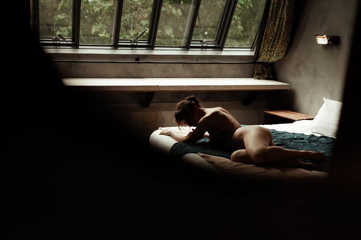 Lying in bed, forever.
Plutôt 1, 2 ou 3 ? 🤍

Photos : @boudoir_des_favorites 
Modèle : @dryad_alis 

#boudoirphotograph