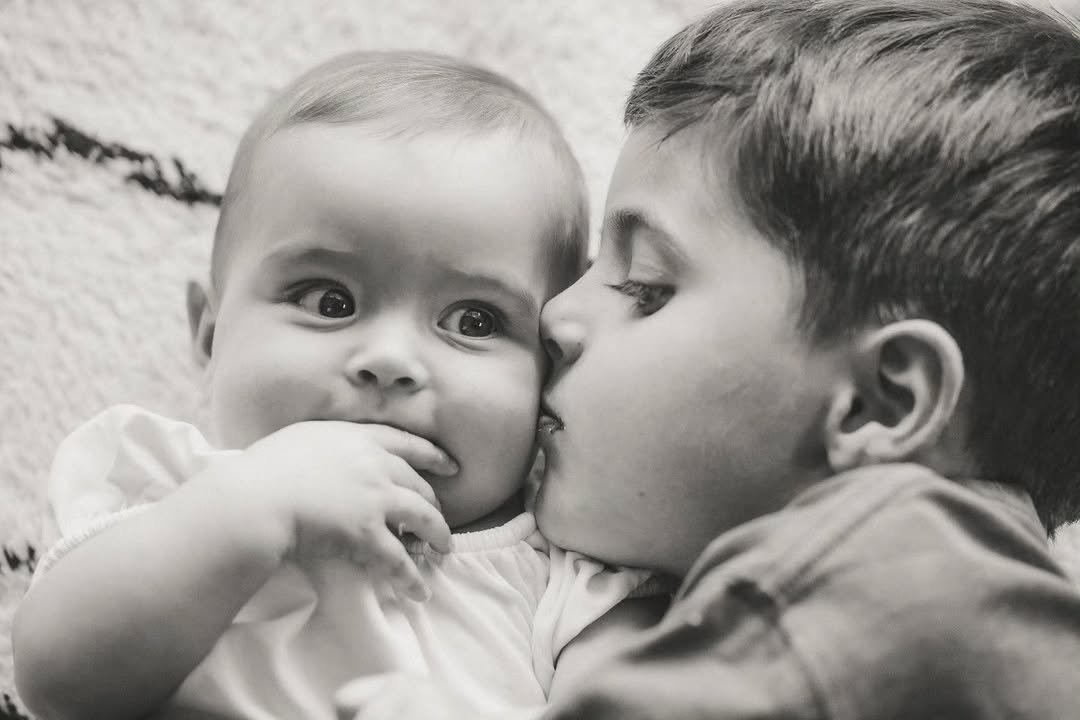 Etzio et Joey ❤️ 

Une séance portrait à domicile, c’est photographier l’enfance là où elle se sent le mieux : chez elle