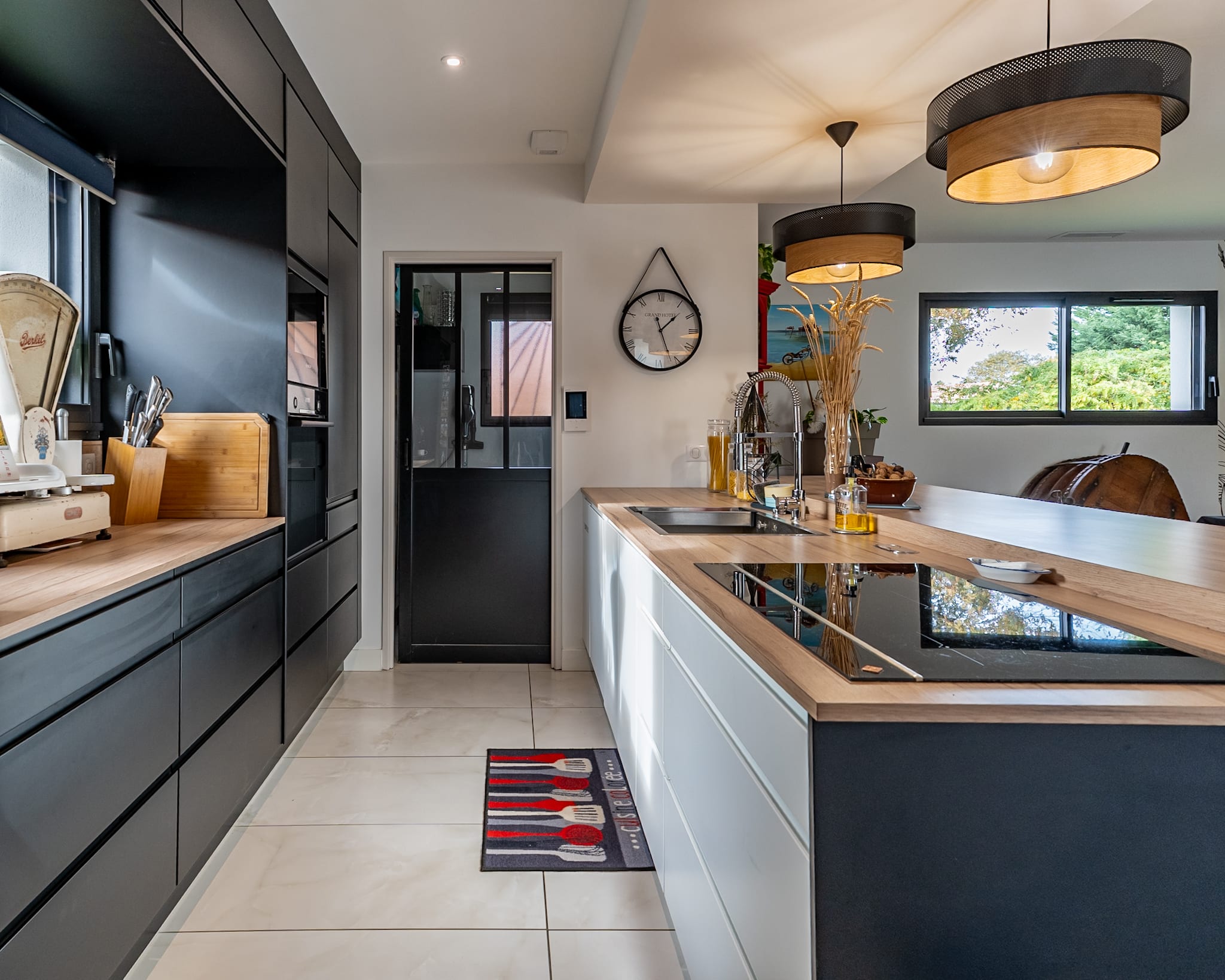 Cuisine ouverte avec îlot – photographie immobilière